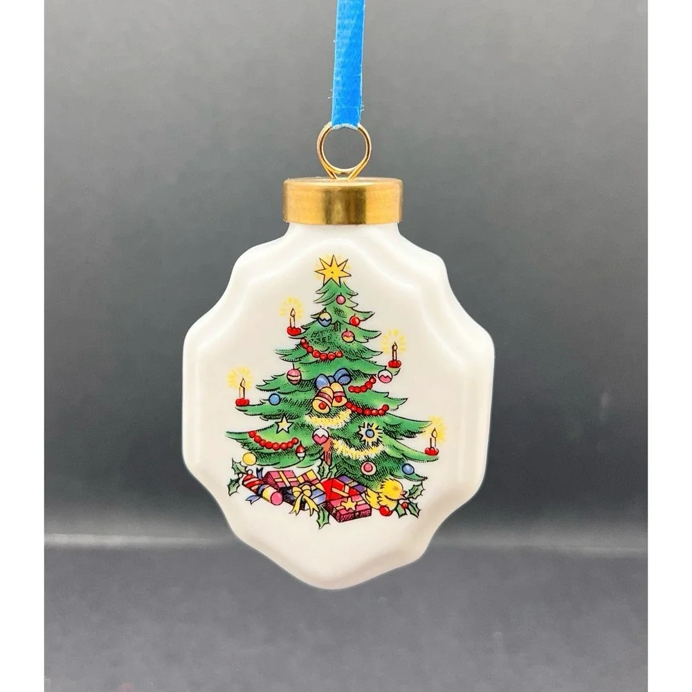 Vintage 2001 White Ceramic Christmas Ornament With‎ Tree Williamsburg VA Rare